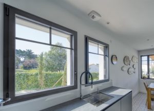 cocina con instalacipon de ventanas kline que mejora el diseño y la eficiencia energética de tu hogar